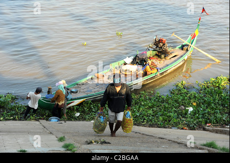 Lokale Fischer auf dem Tonle Sap Fluss bringen in ihren Tagen fangen, in den Märkten in Phnom Penh zu verkaufen. Stockfoto