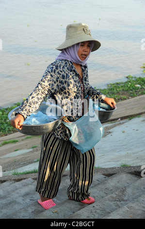 Lokale Fischer auf dem Tonle Sap Fluss bringen ihre Tage fangen, in den Märkten in Phnom Penh zu verkaufen. Stockfoto