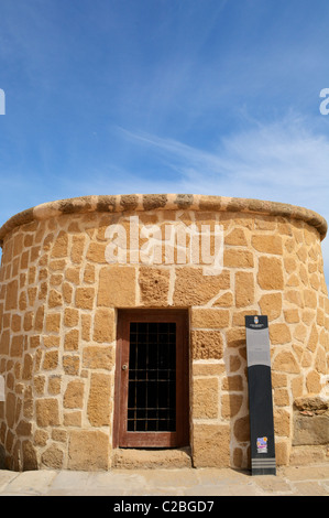 Torre De La Mata Wachturm am Plaza Del Embarcadero in Torrevieja, Alicante, Spanien. Stockfoto