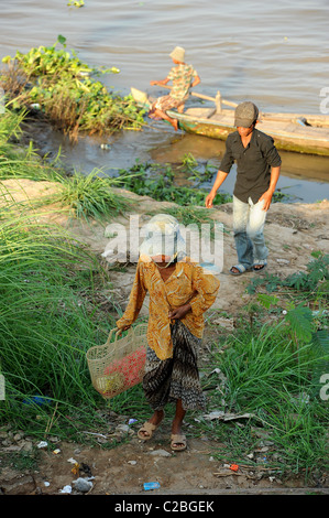 Lokale Fischer auf dem Tonle Sap Fluss bringen in ihren Tagen fangen, auf den Märkten in Phnom Penh zu verkaufen. Stockfoto