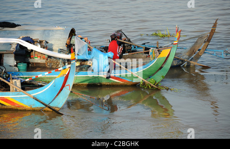 Lokale Fischer auf dem Tonle Sap Fluss bringen in ihren Tagen fangen, in den Märkten in Phnom Penh zu verkaufen. Stockfoto