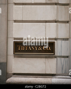 Äußere Zeichen Tiffany & Co auf der Fifth Avenue in New York für die Welt berühmten Juwelier Stockfoto