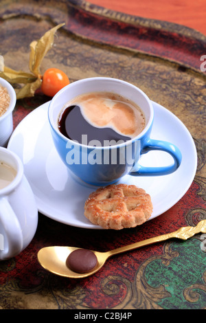 Tasse schwarzen Kaffee und Keks - Stillleben Stockfoto