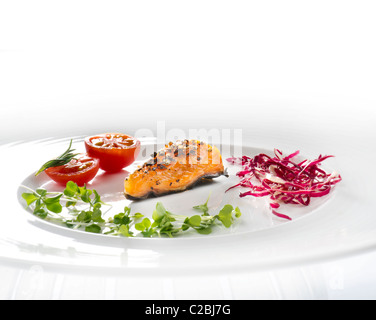 gemischter Salat mit geräucherter Salm Pfeffer gespickt Platte weißen Hintergrund Radiccio Radicchio Tomaten Kresse und Brunnenkresse sehr frisch Stockfoto