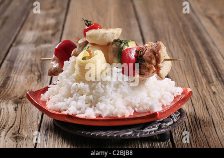 Huhn Schaschlik auf Bett von weißem Reis Stockfoto