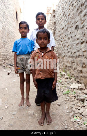 Kinder posieren für ein Foto in einer Gasse im indischen Dorf Valsang Maharashtra Stockfoto