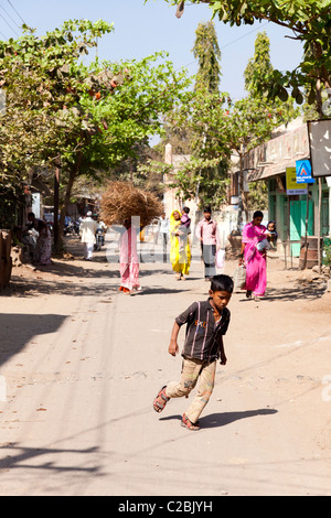 Typische Straßenszene im ländlichen Indianerdorf Valsang Maharashtra Indiens Stockfoto