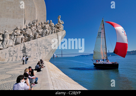 Portugal, Lissabon: Segelboot am Tejo vorbei das Denkmal der Entdeckungen in Belém Stockfoto