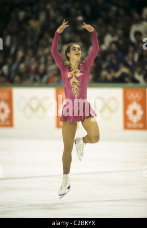 Katarina Witt (DDR) gold-Medaillengewinner im Wettbewerb im Damen-Einzel-Eiskunstlauf bei den Olympischen Spielen 1984 Stockfoto
