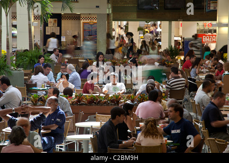 Neue brasilianische Mittelklasse im Nova Amerika Shopping Center, befindet sich in einem ehemaligen mittellose Rio De Janeiro Quartal Brasilien Stockfoto