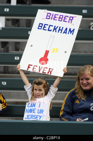 DAVID BECKHAM FAN MIT ZEICHEN PROMIS BEI LA GALAXY V PHILADELPHIA UNION MLS FUßBALL MATCH CARSON LOS ANGELES KALIFORNIEN USA 02 Stockfoto