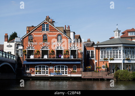 Haus auf der Brücke Restaurant, Themse, Eton, Berkshire, England Stockfoto