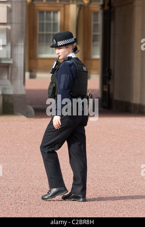 Eine Polizistin aus metropolitan Polizei am Buckingham Palace, London, England. Stockfoto