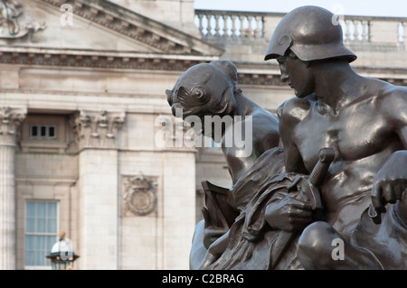 Statuen von der Victoria-Gedenkbrunnen am Buckingham Palace, London, England. Stockfoto