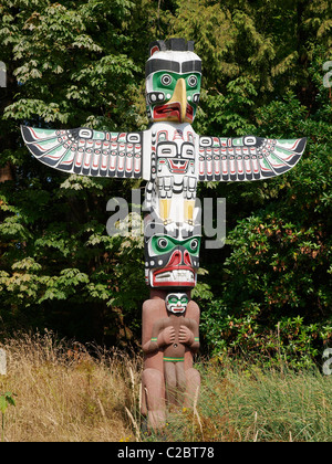 Thunderbird Haus Post geschnitzt von Tony Hunt, eine Beitrag von Kwakwaka'waka Künstler Charley James Stanley Park Vancouver zu replizieren Stockfoto