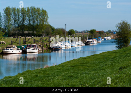 Boote auf dem Fluss Rother in der Nähe von Iden East Sussex England Stockfoto