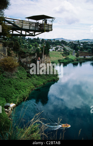 Bungee-Jumping (oder bungy jumping) ist die Sportart, die aus Neuseeland stammt. Der Sport steht für einen Sprung von einer hohen Stockfoto