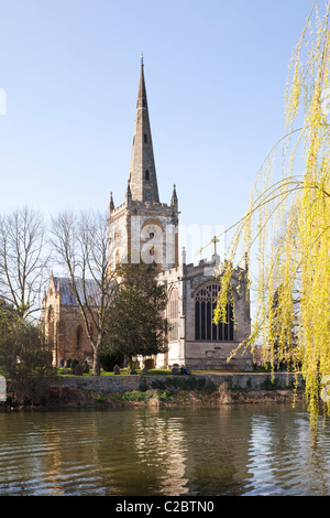 Frühling in der Heiligen Dreifaltigkeit Kirche neben dem Fluss Avon, Stratford-upon-Avon, Warwickshire, England, UK Stockfoto