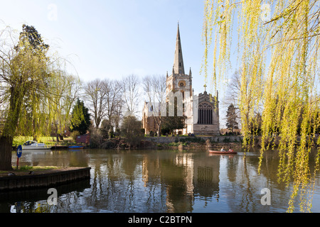 Frühling in der Heiligen Dreifaltigkeit Kirche neben dem Fluss Avon, Stratford-upon-Avon, Warwickshire, England, UK Stockfoto