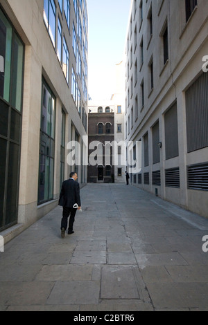 Ein Geschäftsmann geht auf eine scheinbar tote Ende Straße. Stockfoto