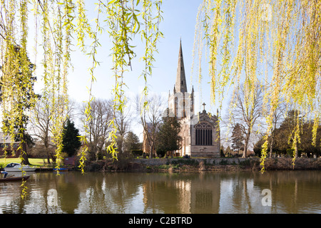 Frühling in der Heiligen Dreifaltigkeit Kirche neben dem Fluss Avon, Stratford-upon-Avon, Warwickshire, England, UK Stockfoto