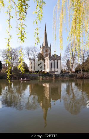 Frühling in der Heiligen Dreifaltigkeit Kirche neben dem Fluss Avon, Stratford-upon-Avon, Warwickshire, England, UK Stockfoto