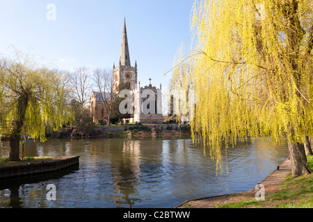 Frühling in der Heiligen Dreifaltigkeit Kirche neben dem Fluss Avon, Stratford-upon-Avon, Warwickshire, England, UK Stockfoto