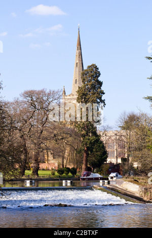 Frühling in der Heiligen Dreifaltigkeit Kirche neben ein Wehr am Fluss Avon, Stratford-upon-Avon, Warwickshire, England, UK Stockfoto