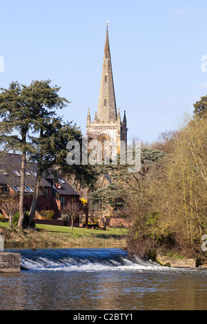 Frühling in der Heiligen Dreifaltigkeit Kirche neben ein Wehr am Fluss Avon, Stratford-upon-Avon, Warwickshire, England, UK Stockfoto