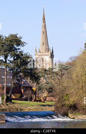 Frühling in der Heiligen Dreifaltigkeit Kirche neben ein Wehr am Fluss Avon, Stratford-upon-Avon, Warwickshire, England, UK Stockfoto