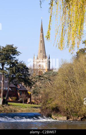 Frühling in der Heiligen Dreifaltigkeit Kirche neben ein Wehr am Fluss Avon, Stratford-upon-Avon, Warwickshire, England, UK Stockfoto