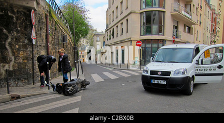 Paris, Frankreich, Motorrad- und Autounfall auf der Straße mit Van, paris fahren Stockfoto