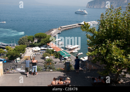Anzeigen der Fähre Hafen von Marino Piccolo in Sorrento in der Bucht von Neapel, Kampanien Italien Stockfoto