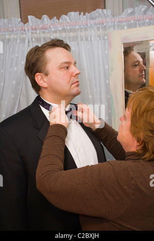 Mutter Sohn die Fliege vor dem formellen Anlass Alter 38 und 67 einstellen. St Paul Minnesota MN USA Stockfoto