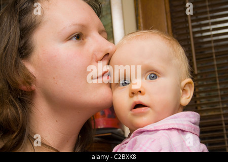 Mutter ihre kleine Tochter Wertschätzung 29 Jahre alt. St Paul Minnesota MN USA Stockfoto