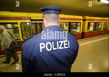 Ein Polizist bei der S-Bahnstation Potsdamer Platz, Berlin, Deutschland Stockfoto