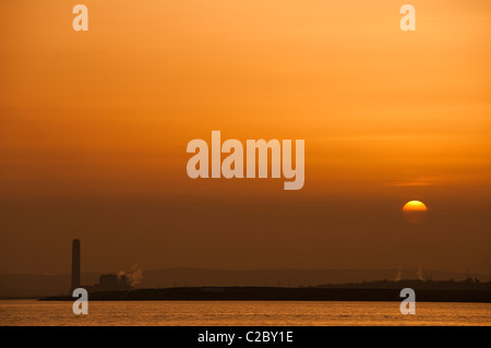 Die untergehende Sonne hinter Longannet Kraftwerk in Fife, Schottland Stockfoto