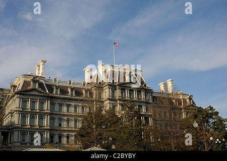 Foto von Dwight David Eisenhower Executive Office Building in Washington, D.C. an einem Tag schön, blauer Himmel. Stockfoto