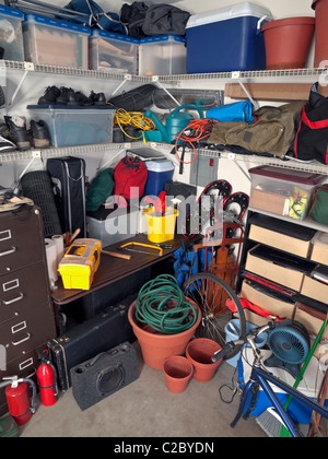 Unübersichtlichen Ecke des beschäftigt Wohn-Garage. Stockfoto