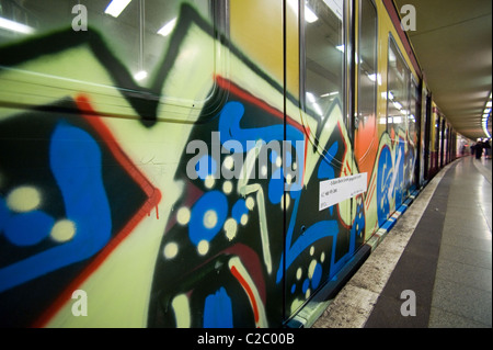 Ein S-Bahn-Zug besprüht mit Tags, Berlin, Deutschland Stockfoto