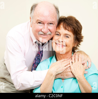 Liebevolles Portrait von gut aussehenden paar in den frühen sechziger Jahren. Stockfoto