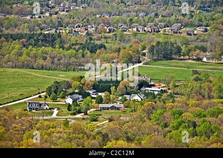 Areal Fernblick über Häuser in einer Vorstadt Landschaft. Stockfoto