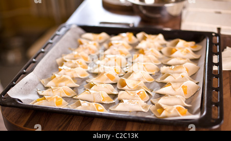 Croissant raw auf Platte Stockfoto