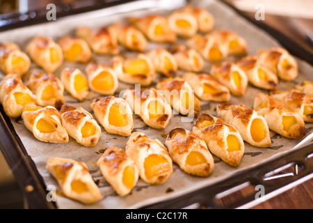 warmen Croissant auf Platte Stockfoto