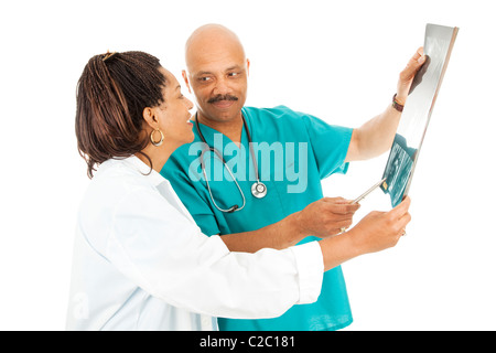 Attraktive afro-amerikanische Ärzte Röntgenaufnahmen des Patienten zu überprüfen. Isoliert auf weiss. Stockfoto