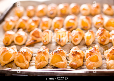 warmen Croissant auf Platte Stockfoto