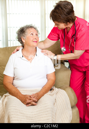 Krankenschwester hilft älteren Frau. Kann entweder häusliche Pflege oder in ein Pflegeheim oder betreutes Wohnen Einrichtung. Stockfoto