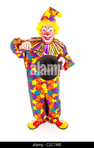 Geburtstag Clown ist einen Zaubertrick. Voller Körper isoliert auf weiss. Stockfoto