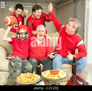 Fußball-Fans begeistert, weil ihr Team gewinnt. Stockfoto