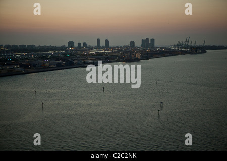 Sonnenaufgang in Miami Beach, Downtown Miami gesehen. Stockfoto